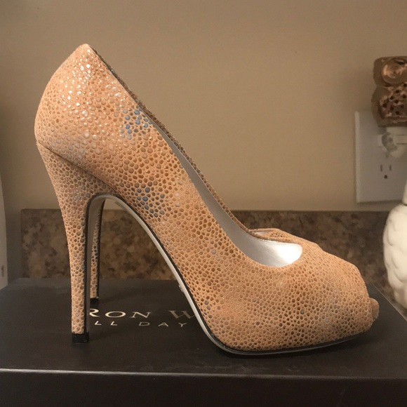 Peep toe pumps - Picture 2 of 6